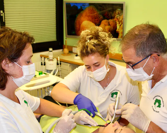 Zahnarzt Dr. Schulz bei einer zahnärztlichen Behandlung