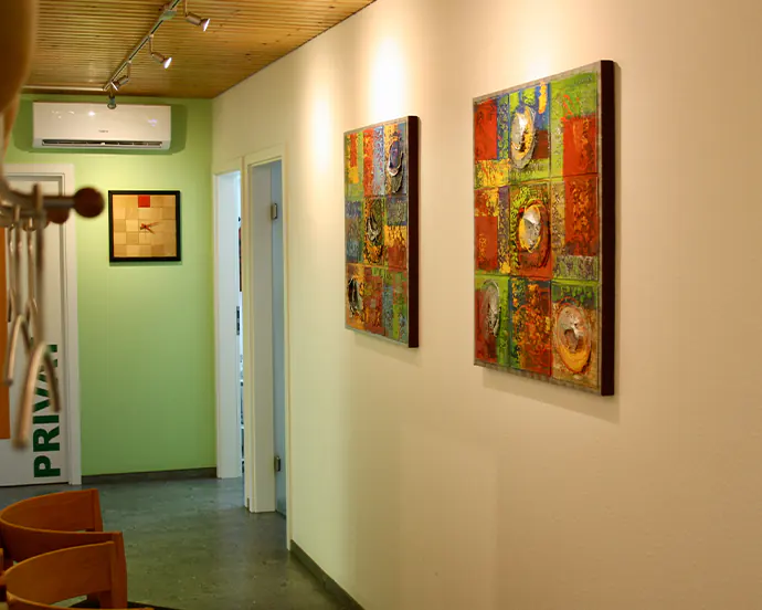 Blick in den Flur in der ganzheitlichen Zahnarztpraxis Dr. Schulz