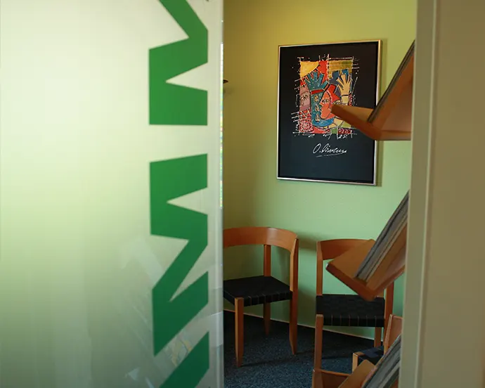 Blick in das Wartezimmer der Zahnarztpraxis in Calberlah