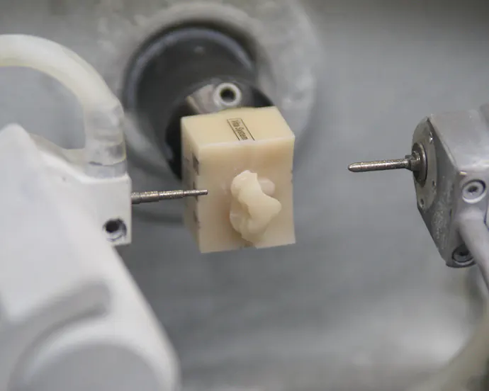 Keramikrohling in einer Fräsmaschine